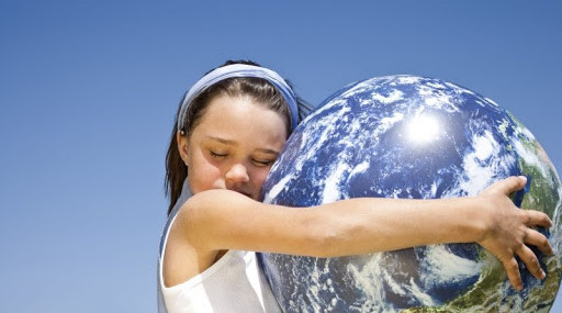 Menina abraçando o planeta Terra